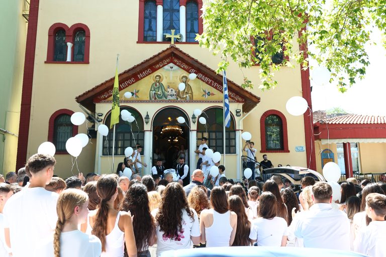 Θεσσαλονίκη: Ντυμένοι στα λευκά και με μπαλόνια είπαν το τελευταίο αντίο στη 15χρονη αθλήτρια του ΠΑΟΚ (photo)