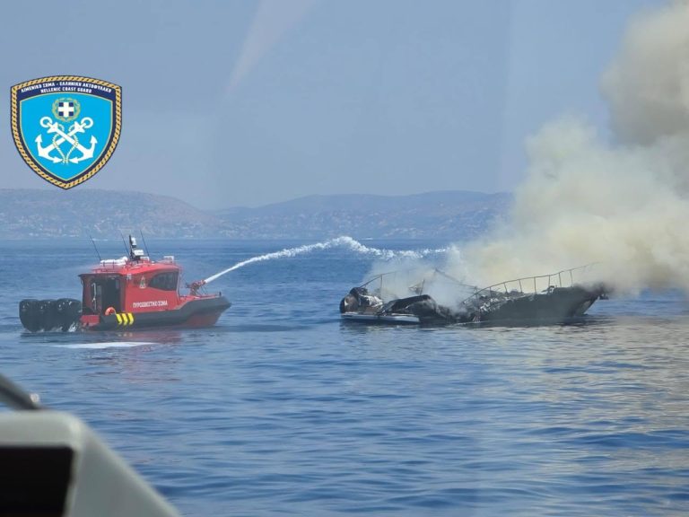Βουλιαγμένη: Πυρκαγιά σε ταχύπλοο σκάφος με τέσσερις επιβαίνοντες (video)