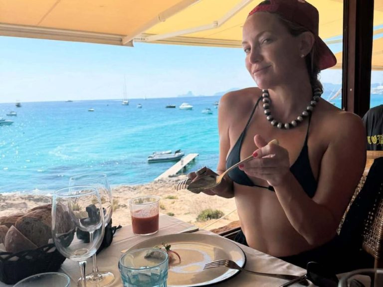 Κέιτ Χάντσον: «Έχω λίγη φέτα και θα πάω βόλτα με σκάφος» – Το απίθανο τραγουδάκι που σκάρωσε για τις ελληνικές ταβέρνες (Video)