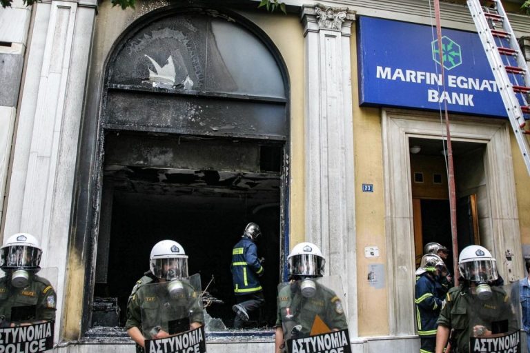 Marfin: Στην Αθήνα η 46χρονη μετά τη σύλληψή της στη Βρετανία – Οδηγείται στον εισαγγελέα την Παρασκευή