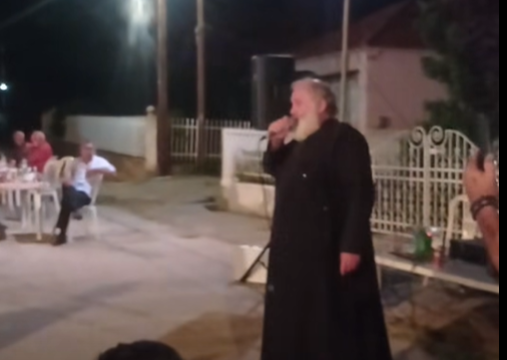 «Της Γερακίνας Γιος» από παπά και ζεϊμπέκικο από… συνάδελφό του – Το πανηγύρι που έγινε viral (video)