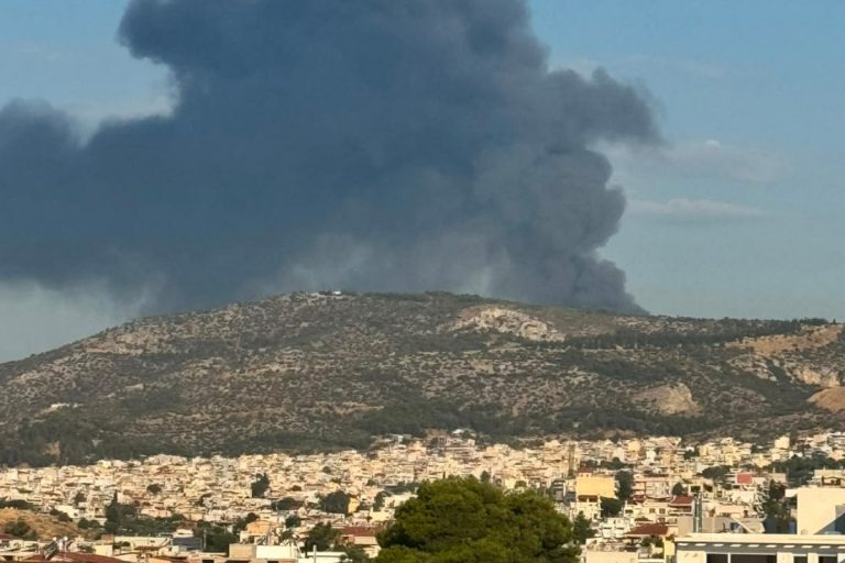 Μεγάλη φωτιά στον Ασπρόπυργο: Μήνυμα από το 112, απομακρύνθηκε άτομο με σοβαρά τραύματα (video)