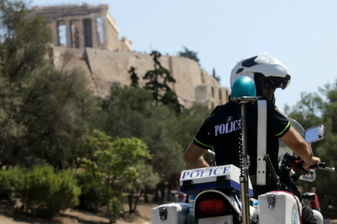 Επίθεση με μαχαίρι έξω από την Ακρόπολη: Στον εισαγγελέα ο 60χρονος δράστης
