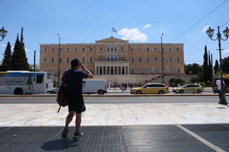 Καιρός: Έρχεται «θερμή εισβολή» στα μέσα του μήνα – Ανεβαίνει απότομα ο υδράργυρος (video)
