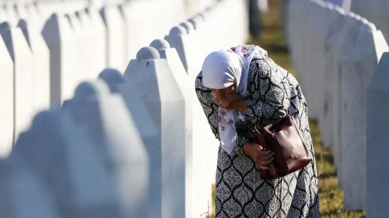 Σαν Σήμερα 11 Ιουλίου 1995: Σρεμπρένιτσα – Η σφαγή των 8.000 ανθρώπων που έγινε αιώνιο σύμβολο ντροπής για την Ευρώπη (photo)