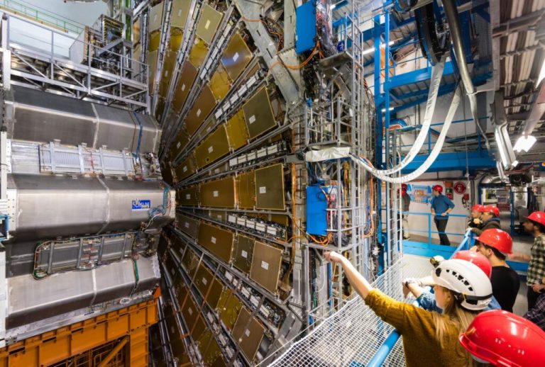 Κατεβάζει ρολά ο γίγαντας του CERN: Ο μεγαλύτερος επιταχυντής σωματιδίων στον κόσμο περνά σε νέα εποχή
