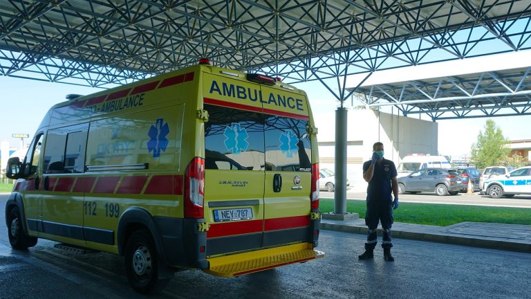 Κύπρος: Τρίχρονος έχασε τη ζωή του όταν γλίστρησε από τα χέρια του πατέρα του και έπεσε από ανοικτό παράθυρο