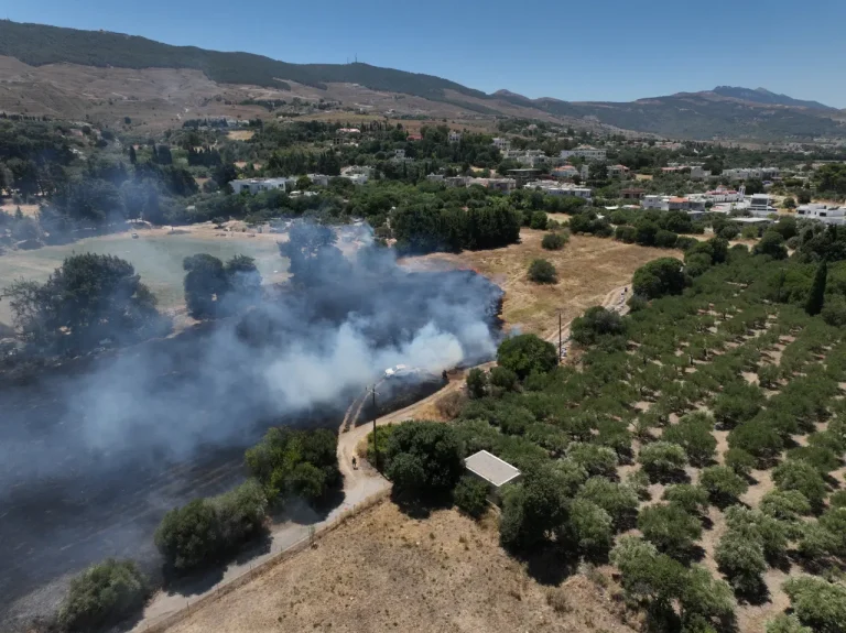 Μεγάλη φωτιά στην Κω – Καίει κοντά σε σπίτια (photo)