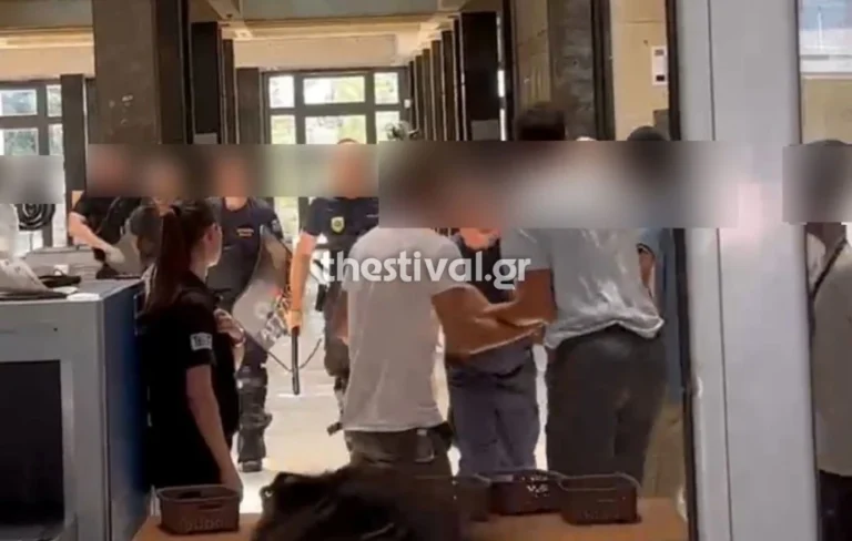 Ένταση μεταξύ αντιεξουσιαστών και αστυνομικών μετά την προφυλάκιση του 25χρονου για τη φονική επίθεση στο σπίτι της οικογένειας Νέστορα (video)