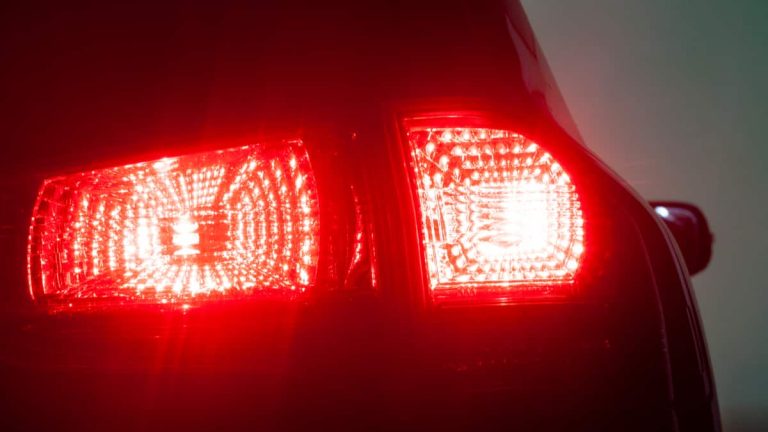 Υποχρεωτικά τα stop που αναβοσβήνουν στα αυτοκίνητα από 7 Ιουλίου