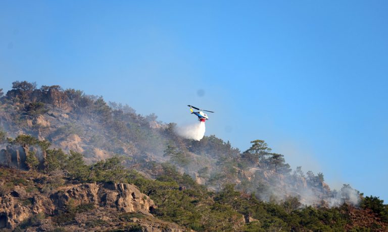 Ήχησε το 112 για τη φωτιά στην Ιεράπετρα – Εκκενώνεται οικισμός (video)