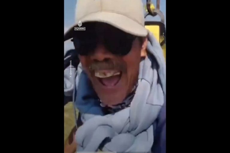 Ινδονησία: Αγρότης έγινε viral χρησιμοποιώντας drone ως μέσο μεταφοράς πάνω από τα χωράφια