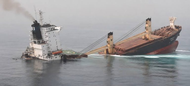 Στενά του Ορμούζ: Φορτηγό πλοίο κόπηκε στη μέση και βυθίστηκε (video)