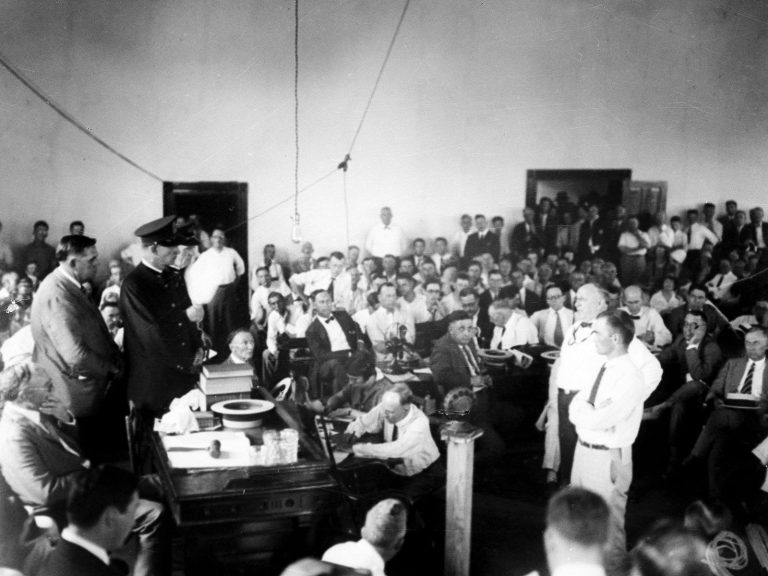 Η δίκη που δίχασε την Αμερική: Όταν καθηγητής κάθισε στο εδώλιο επειδή δίδαξε τη θεωρία του Δαρβίνου
