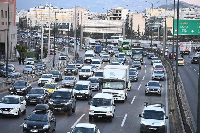 Έξοδος εκδρομέων: Κυκλοφοριακό «κομφούζιο» σε Κηφισό και Αττική Οδό – «Χάος» στο λιμάνι του Πειραιά (video)