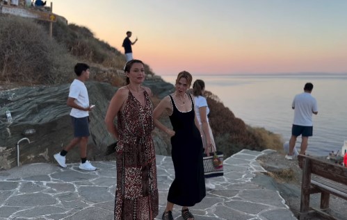 Σάκης Ρουβάς: Στην ειδυλλιακή Σίφνο με την Κάτια Ζυγούλη – Η απρόσμενη συνάντηση με τη Ρένα Μόρφη (Video)