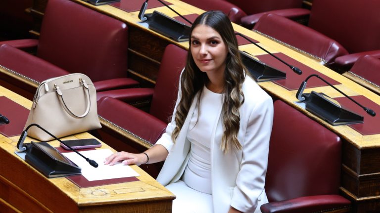 Η έξοδος της Κοροβέση φέρνει τριγμούς στον Κασσελάκη και γκρίνια στο ΠΑΣΟΚ