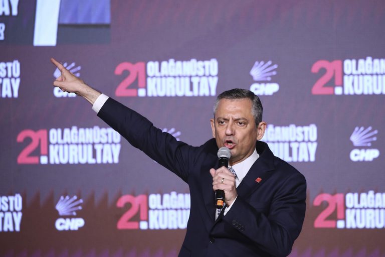 Τουρκία: Νέο κόμμα από τον Οζγκιούρ Οζέλ – Έχει ήδη 91 βουλευτές μαζί του από το CHP