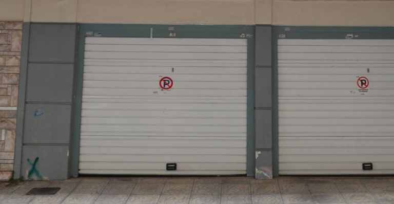 Σοκ στον Πειραιά: Ζευγάρι εντοπίστηκε νεκρό μέσα στο αυτοκίνητο του στο γκαράζ του σπιτιού τους