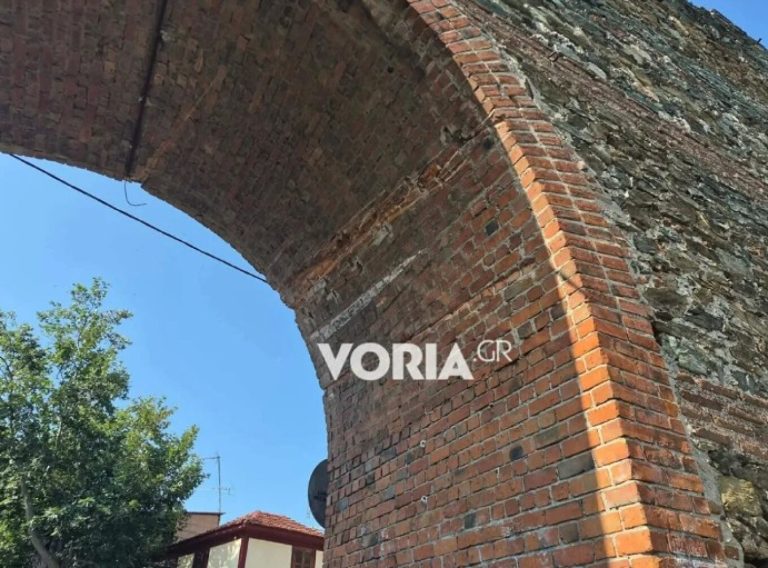 Θεσσαλονίκη: Φορτηγό σφήνωσε στην Πορτάρα στα Κάστρα – Φθορές στα τείχη (φωτογραφίες)