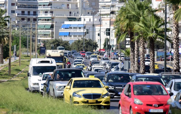 Τροχαίο στη Λεωφόρο Ποσειδώνος – Ανετράπη ΙΧ, στο «κόκκινο» η κίνηση στο σημείο