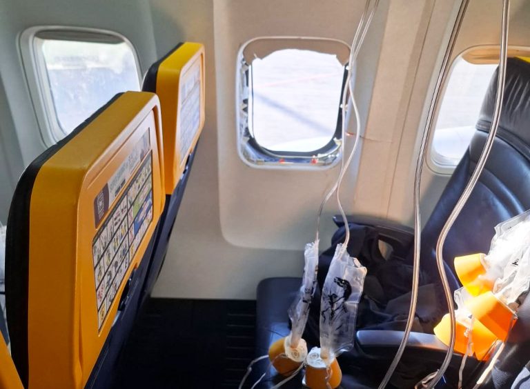 Θρίλερ σε πτήση της Ryanair: Συγκλονίζει η μαρτυρία της συζύγου του 61χρονου – «Έμεινε δύο λεπτά με το μισό σώμα έξω από το αεροπλάνο»