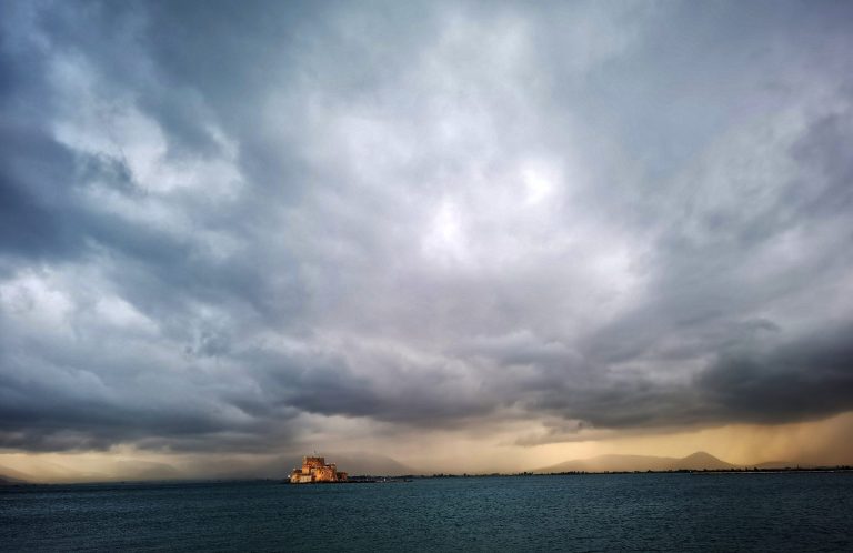 Καιρός: Έρχεται απότομη αλλαγή – Από τα 40άρια σε… μπουρίνια και δροσιά (video)