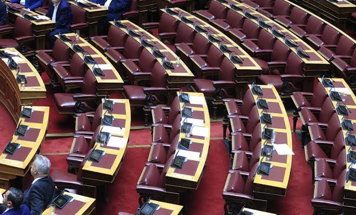 Ανάλυση: Τέσσερις «αξιωματικές αντιπολιτεύσεις»  αλλά ούτε μία αντιπολίτευση!