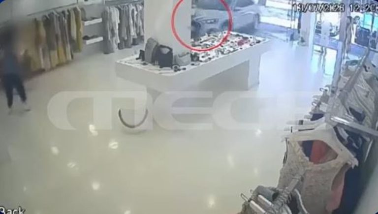 Βριλήσσια: H στιγμή που αυτοκίνητο εισβάλλει σε κατάστημα ρούχων (VIDEO)