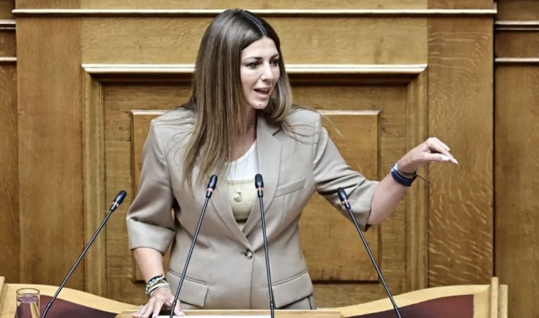 Προβληματισμός στην κυβέρνηση για τα βιβλία της Β’ και ΣΤ’ τάξης Δημοτικού με τις «οικογένειες με δύο γονείς του ίδιου φύλου»