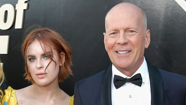 Η πιο τρυφερή στιγμή στον γάμο της Tallulah Willis: Στον ώμο του πατέρα της, Bruce Willis (photo)