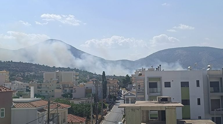 Οριοθετήθηκε η φωτιά στο Κορωπί – Παραμένουν ισχυρές πυροσβεστικές δυνάμεις στην περιοχή