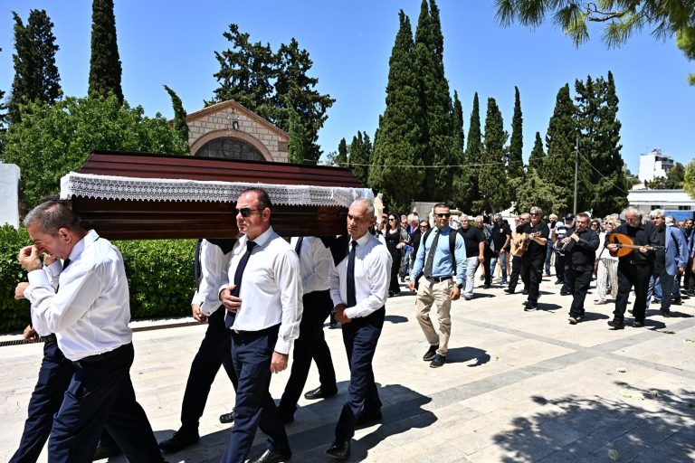 Τελευταίο αντίο με χειροκροτήματα και μουσικές στον Λάκη Χαλκιά – Ο Δημήτρης Κουτσούμπας εκφώνησε τον επικήδειο (Photo)