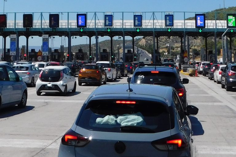 Συνεχίζεται η έξοδος του Δεκαπενταύγουστου: Ουρές στα διόδια Ελευσίνας, γεμάτα τα λεωφορεία των ΚΤΕΛ (photos+video)