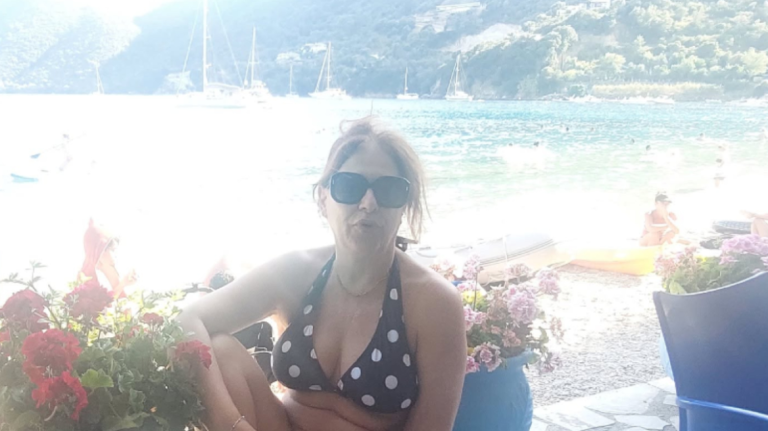 Ελένη Ράντου: Με μαγιό στη Λευκάδα, «Δεν είσαι νησί, είσαι θεραπεία» (PHOTO)
