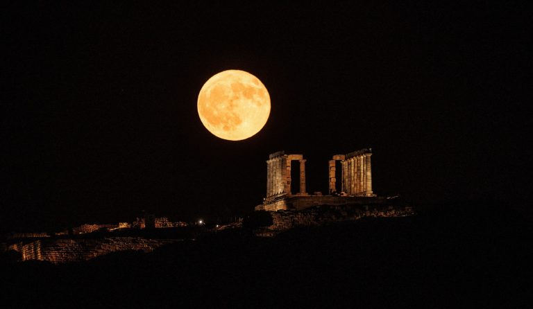 «Φεγγάρι του Οξύρρυγχου»: Πότε θα φωτίσει τον ελληνικό ουρανό η Πανσέληνος του Αυγούστου