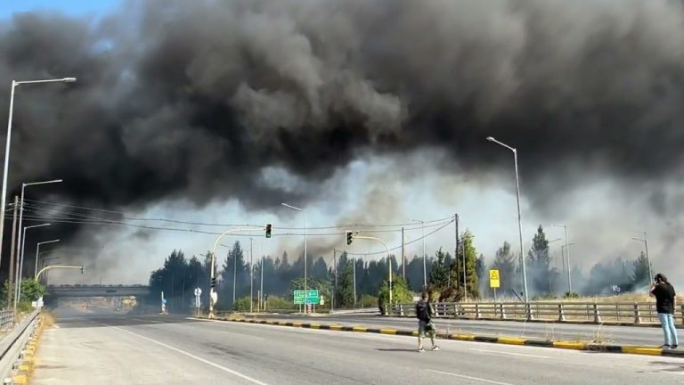 Λάρισα: Φωτιά σε εργοστάσιο παραγωγής ειδών συσκευασίας