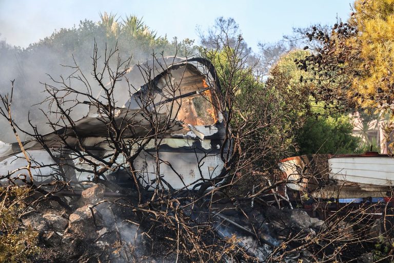 Σαλαμίνα: Αρχίζουν οι αυτοψίες μετά τη φονική φωτιά – Ζημιές σε σπίτια και επιχείρηση