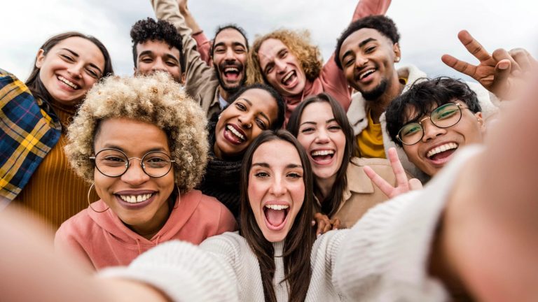 Η Gen Z ξοδεύει σαν να μην υπάρχει αύριο – Από τον καφέ και τα ταξίδια στο κυνήγι δεύτερου εισοδήματος