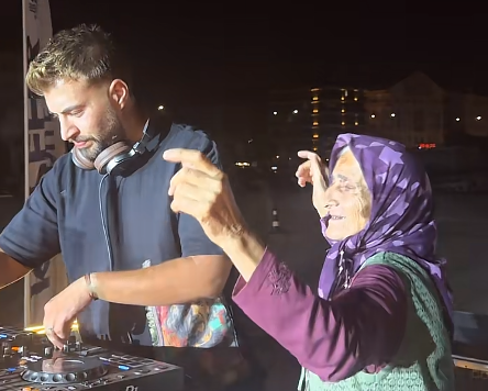Το TikTok βρήκε τη νέα του rave queen και είναι 78 ετών (VIDEO)