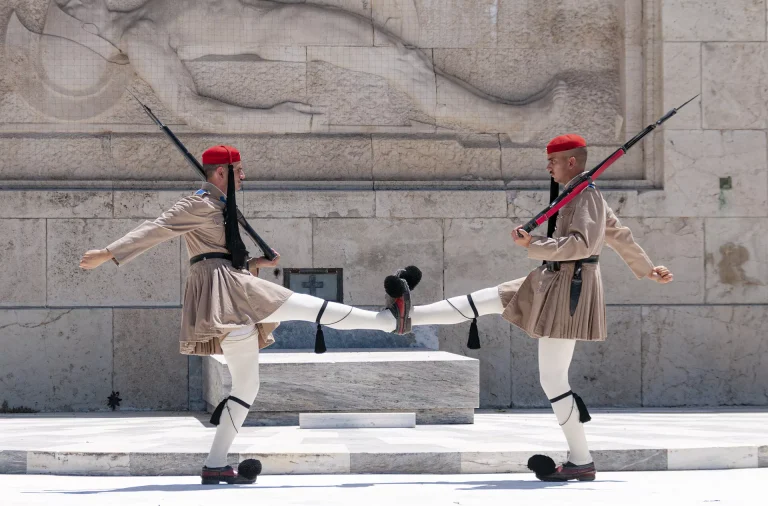 Εύζωνες: Ακίνητοι στη σκοπιά με θερμοκρασίες που ξεπερνούν τους 40 βαθμούς (video)