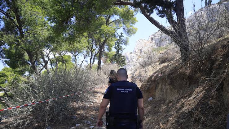 Λυκαβηττός: Σε 57χρονη αγνοούμενη από την Κυψέλη ανήκει η σορός στη σπηλιά – Τι έδειξε η ιατροδικαστική εξέταση