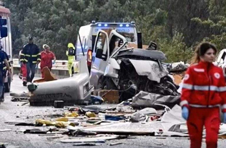 Ιταλία: Τροχόσπιτο συγκρούστηκε μετωπικά με τουριστικό λεωφορείο – Έξι νεκροί και τουλάχιστον 34 τραυματίες
