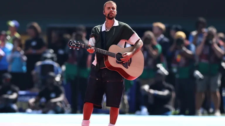 Πόσο θα έδινες για τα sneakers του Justin Bieber; Κάποιος πλήρωσε 26.400 δολάρια
