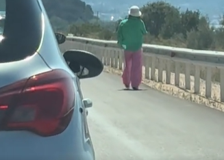 Τσακώθηκαν, εκείνη κατέβηκε από το αμάξι και το TikTok είπε «είμαστε μαζί σου» (VIDEO)