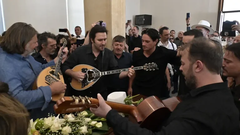 Ποιοι έδωσαν το «παρών» στον αποχαιρετισμό με τραγούδια για τον Νίκο Καλογερόπουλο