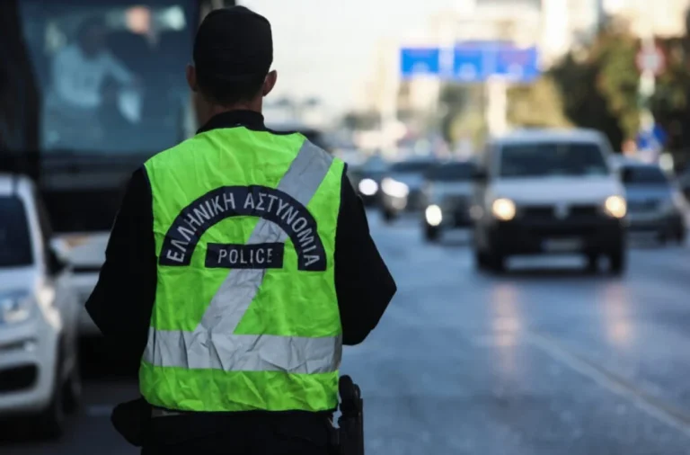 Πρόστιμο 700 ευρώ αν οδηγείς μόνος στο αυτοκίνητο – Ποιους αφορά ο «άγνωστος» περιορισμός του ΚΟΚ