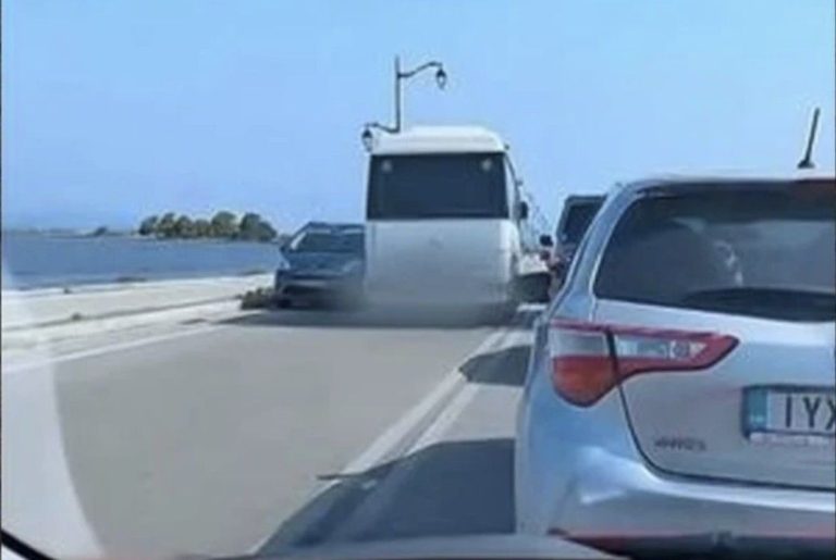 Σκηνές χάους στη Λευκάδα: Λεωφορείο–φονικό βέλος κάνει προσπέραση θρίλερ στη γέφυρα – Δείτε το βίντεο