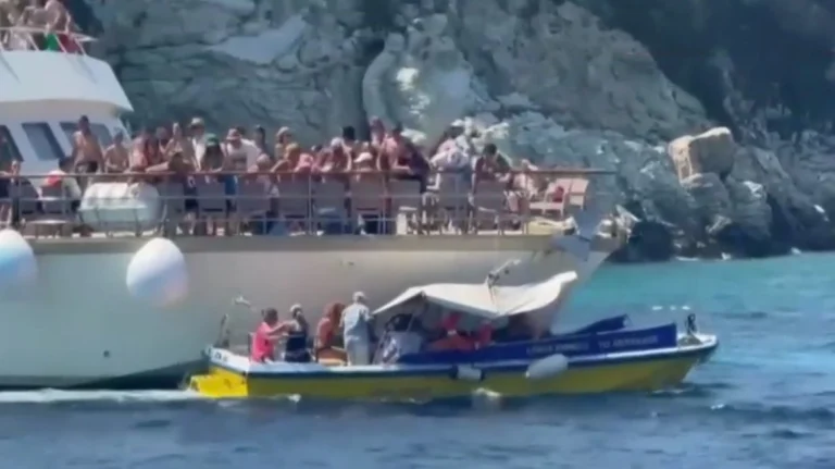 Βίντεο από τη σύγκρουση σκαφών στους Αντίπαξους: «Σφηνωμένο» το ένα στο άλλο, έντρομοι οι επιβάτες