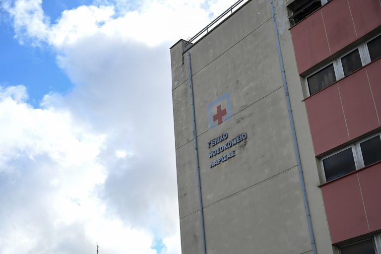 Στη ΜΕΘ με εγκεφαλική αιμορραγία 19χρονος στη Λάρισα – Βρέθηκε αναίσθητος σε χώρο που συχνάζουν νεαροί